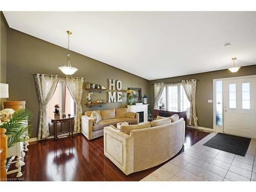 7228 Kelly Drive, Niagara Falls, ON - Indoor Photo Showing Living Room