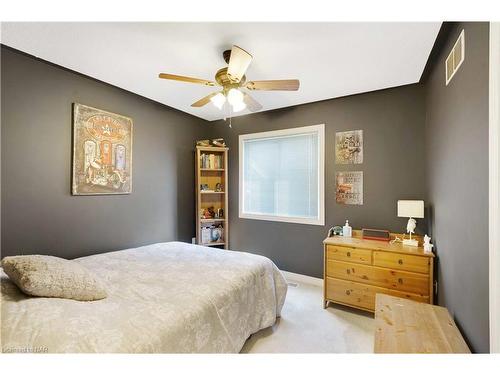 7228 Kelly Drive, Niagara Falls, ON - Indoor Photo Showing Bedroom