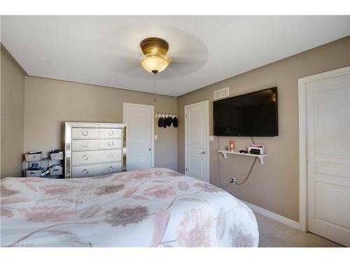 7228 Kelly Drive, Niagara Falls, ON - Indoor Photo Showing Bedroom