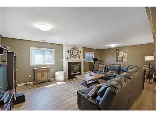 7228 Kelly Drive, Niagara Falls, ON - Indoor Photo Showing Living Room With Fireplace