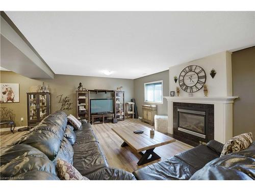 7228 Kelly Drive, Niagara Falls, ON - Indoor Photo Showing Living Room With Fireplace
