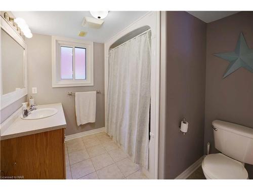 7228 Kelly Drive, Niagara Falls, ON - Indoor Photo Showing Bathroom