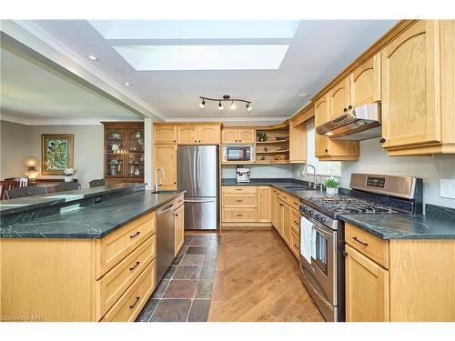 152 Merritt Road, Fonthill, ON - Indoor Photo Showing Kitchen