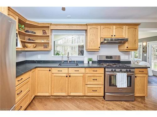152 Merritt Road, Fonthill, ON - Indoor Photo Showing Kitchen
