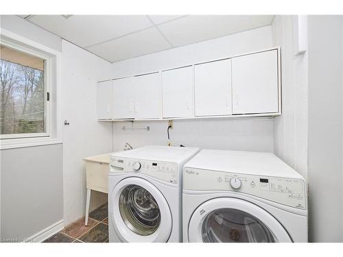 152 Merritt Road, Fonthill, ON - Indoor Photo Showing Laundry Room