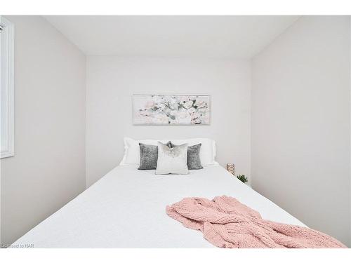 152 Merritt Road, Fonthill, ON - Indoor Photo Showing Bedroom