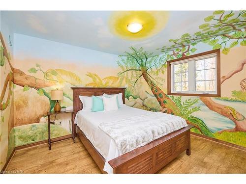 152 Merritt Road, Fonthill, ON - Indoor Photo Showing Bedroom