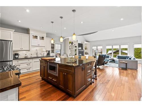 40 Countryside Drive, St. Catharines, ON - Indoor Photo Showing Kitchen With Upgraded Kitchen