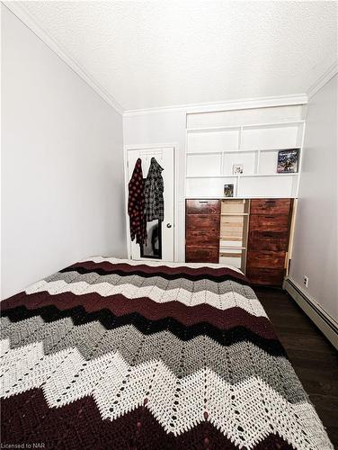 6620 Barker Street, Niagara Falls, ON - Indoor Photo Showing Bedroom