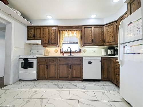6620 Barker Street, Niagara Falls, ON - Indoor Photo Showing Kitchen