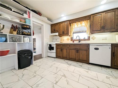 6620 Barker Street, Niagara Falls, ON - Indoor Photo Showing Kitchen