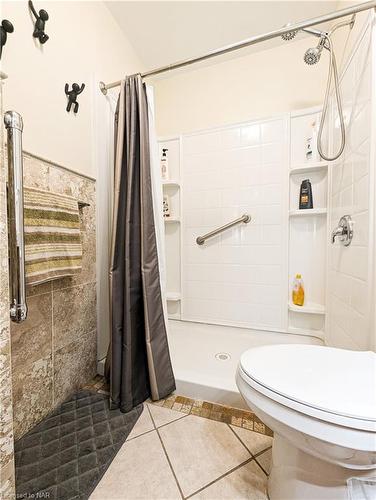 6620 Barker Street, Niagara Falls, ON - Indoor Photo Showing Bathroom