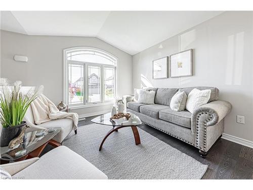 39 Success Way, Thorold, ON - Indoor Photo Showing Living Room
