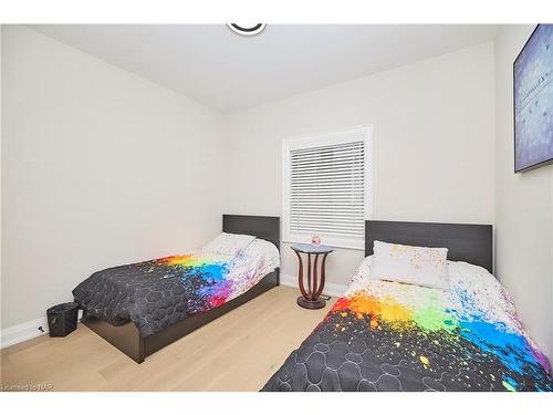1174 Spears Road, Fort Erie, ON - Indoor Photo Showing Bedroom
