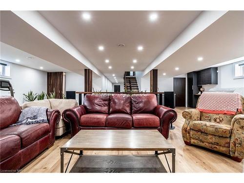 1144 Maple Street, Pelham, ON - Indoor Photo Showing Living Room