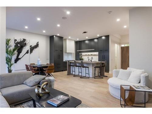 584 Mississauga Avenue, Fort Erie, ON - Indoor Photo Showing Living Room