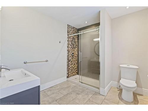 9 Regina Avenue, St. Catharines, ON - Indoor Photo Showing Bathroom