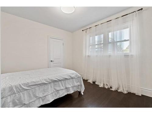 9 Regina Avenue, St. Catharines, ON - Indoor Photo Showing Bedroom