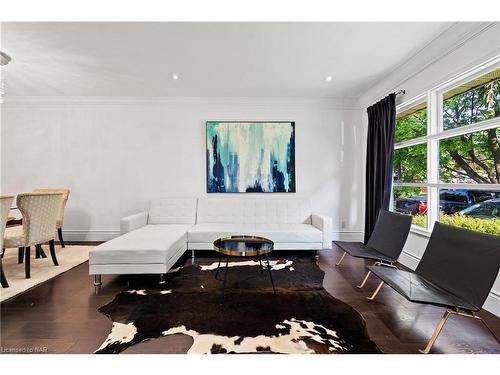 9 Regina Avenue, St. Catharines, ON - Indoor Photo Showing Living Room