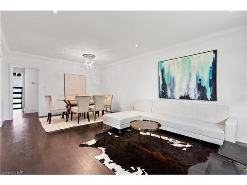 9 Regina Avenue, St. Catharines, ON - Indoor Photo Showing Living Room