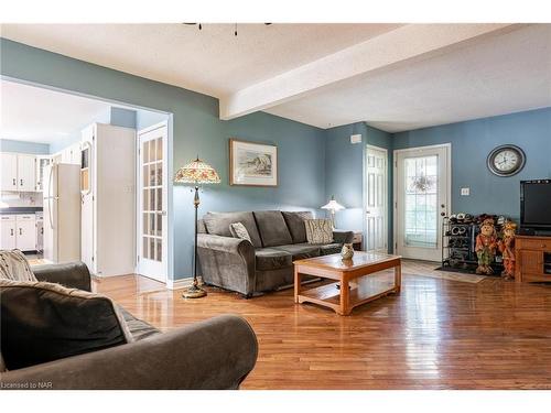 67 Kingsmill Street S, Fort Erie, ON - Indoor Photo Showing Living Room