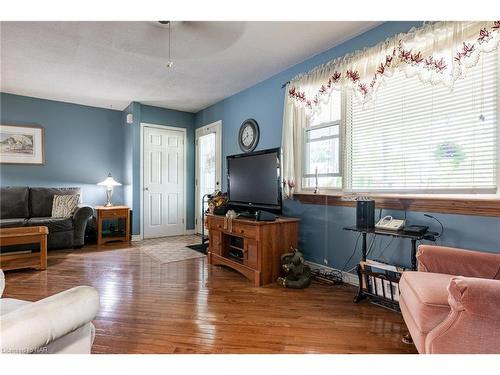 67 Kingsmill Street S, Fort Erie, ON - Indoor Photo Showing Living Room
