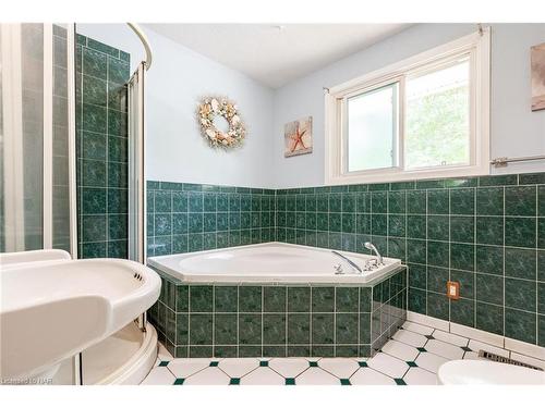 67 Kingsmill Street S, Fort Erie, ON - Indoor Photo Showing Bathroom
