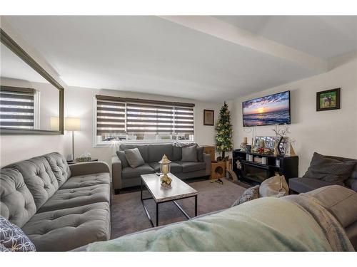 3815 Mathewson Avenue, Crystal Beach, ON - Indoor Photo Showing Living Room