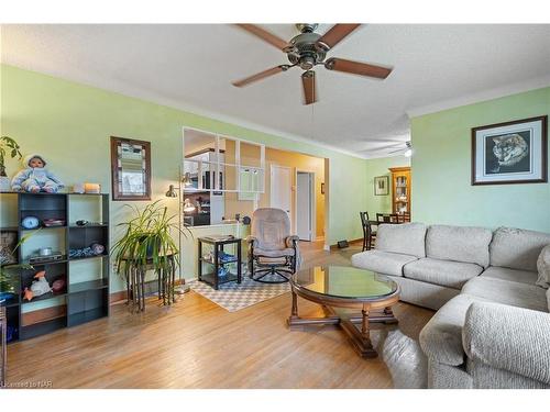 6018 Carman Street, Niagara Falls, ON - Indoor Photo Showing Living Room