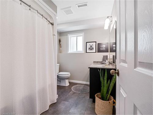 390 Jasmine Court, Fort Erie, ON - Indoor Photo Showing Bathroom