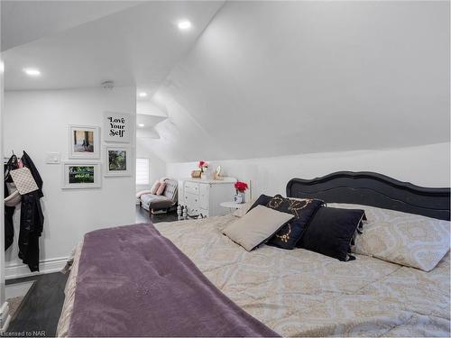 153 Province Street N, Hamilton, ON - Indoor Photo Showing Bedroom