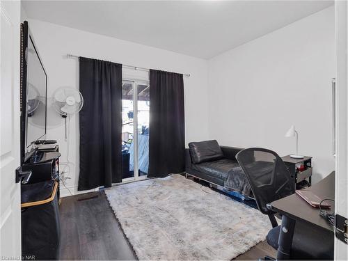 153 Province Street N, Hamilton, ON - Indoor Photo Showing Bedroom