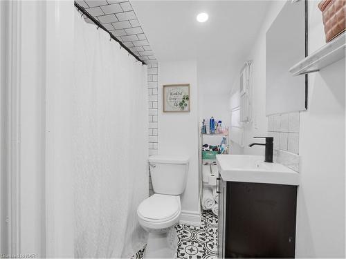 153 Province Street N, Hamilton, ON - Indoor Photo Showing Bathroom