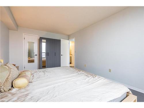 812-81 Scott Street, St. Catharines, ON - Indoor Photo Showing Bedroom