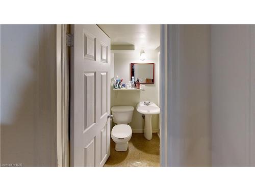 18 Arvona Drive, St. Catharines, ON - Indoor Photo Showing Bathroom