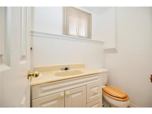 880 Crescent Road, Fort Erie, ON - Indoor Photo Showing Bathroom