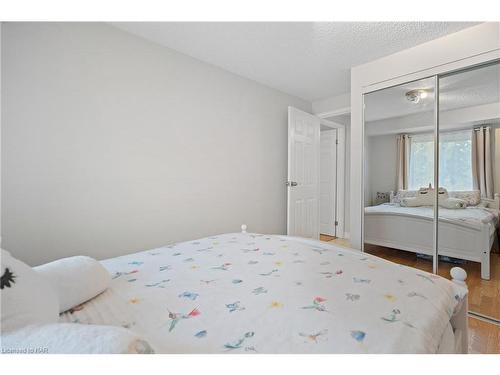 5-6767 Thorold Stone Road, Niagara Falls, ON - Indoor Photo Showing Bedroom