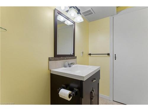 2 The Pinery Street, St. Catharines, ON - Indoor Photo Showing Bathroom