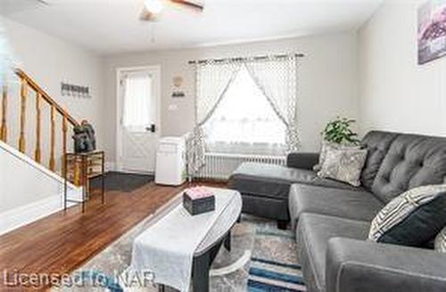 25-27 Gadsby Avenue, Welland, ON - Indoor Photo Showing Living Room