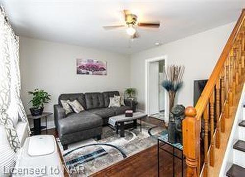 25-27 Gadsby Avenue, Welland, ON - Indoor Photo Showing Living Room