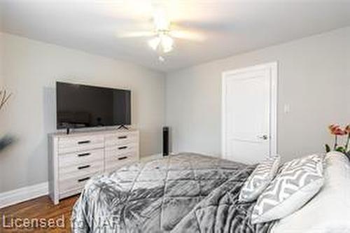 25-27 Gadsby Avenue, Welland, ON - Indoor Photo Showing Bedroom