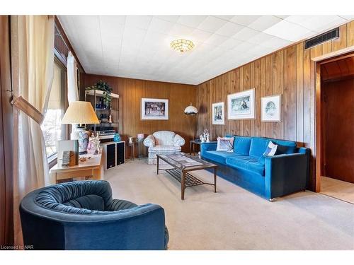 5266 Stanley Avenue, Niagara Falls, ON - Indoor Photo Showing Living Room
