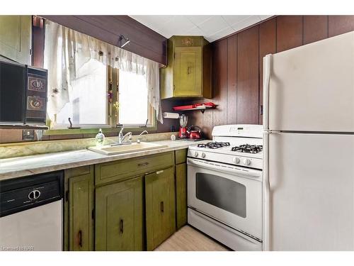 5266 Stanley Avenue, Niagara Falls, ON - Indoor Photo Showing Kitchen