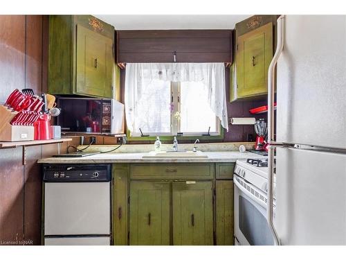 5266 Stanley Avenue, Niagara Falls, ON - Indoor Photo Showing Kitchen