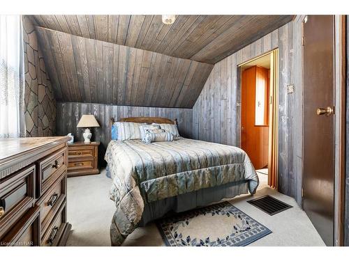 5266 Stanley Avenue, Niagara Falls, ON - Indoor Photo Showing Bedroom