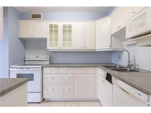 306-15 Towering Heights Boulevard, St. Catharines, ON - Indoor Photo Showing Kitchen With Double Sink