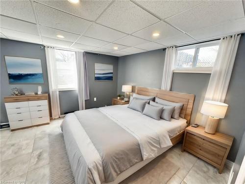 3053 Portage Road, Niagara Falls, ON - Indoor Photo Showing Bedroom