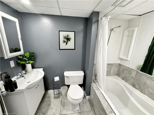 3053 Portage Road, Niagara Falls, ON - Indoor Photo Showing Bathroom