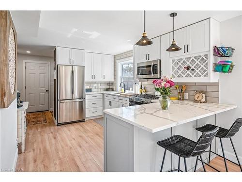 2913 Ridgemount Road, Fort Erie, ON - Indoor Photo Showing Kitchen With Upgraded Kitchen