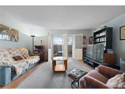 18-75 Ventura Drive, St. Catharines, ON - Indoor Photo Showing Living Room